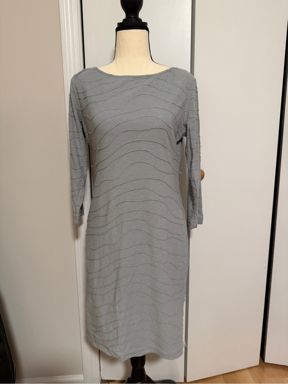 Women’s Wave-Texture Gray Shift Midi Dress
